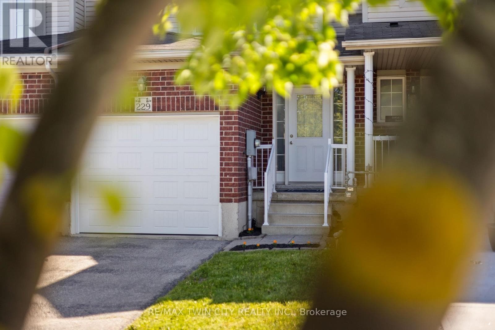 229 Parkvale Drive, Kitchener, Ontario N2R1Y8 - Photo 3