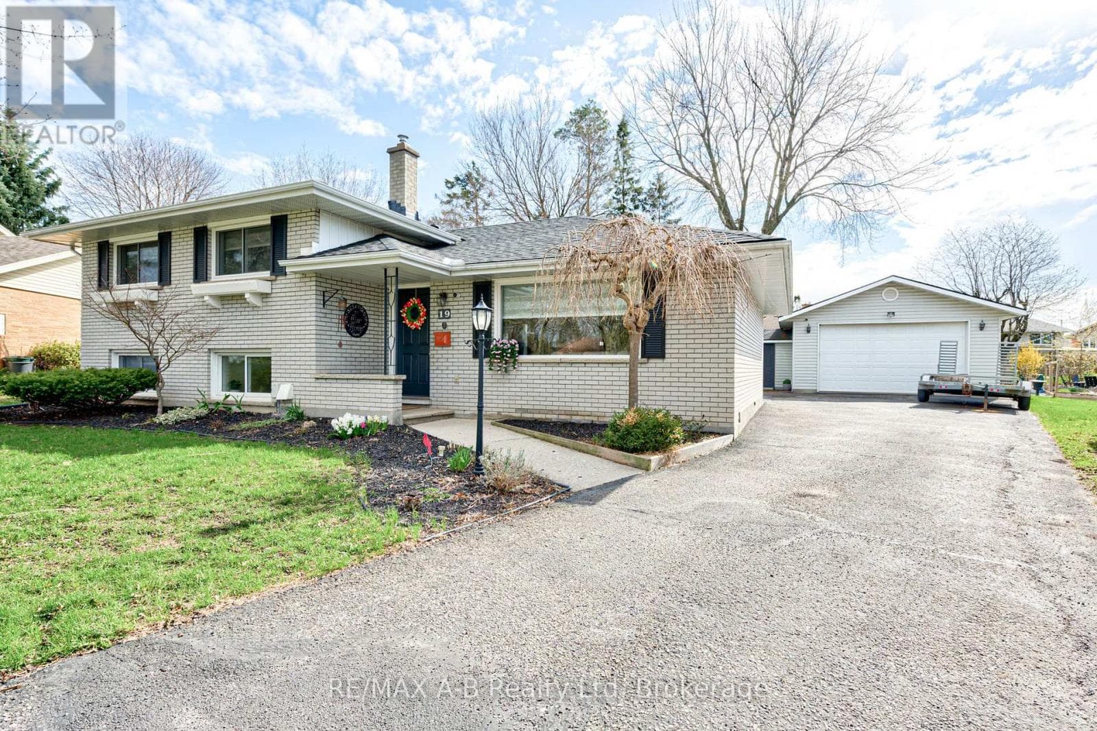 19 Linton Place, Kitchener, Ontario N2B2K1 - Photo 2