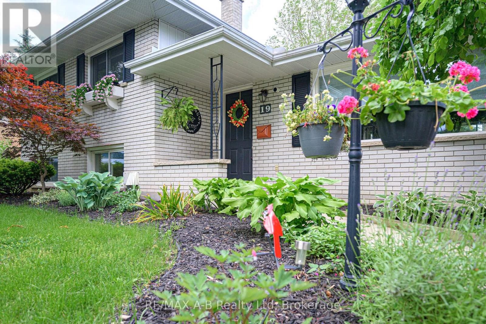 19 Linton Place, Kitchener, Ontario N2B2K1 - Photo 3