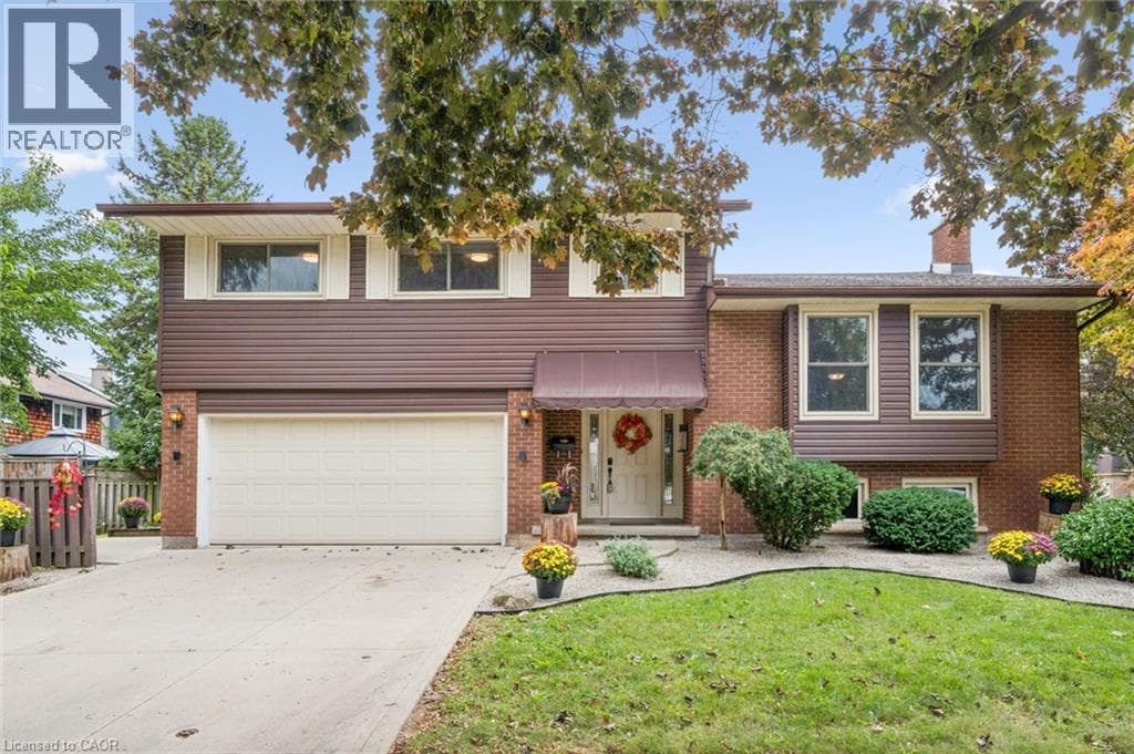 21 COLEBROOK Court, Kitchener, Ontario N2E1Y8